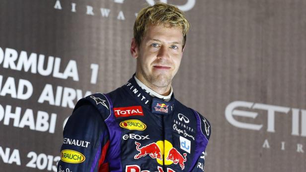 Sebastian Vettel im Rennanzug vor einem Formel-1-Hintergrund.