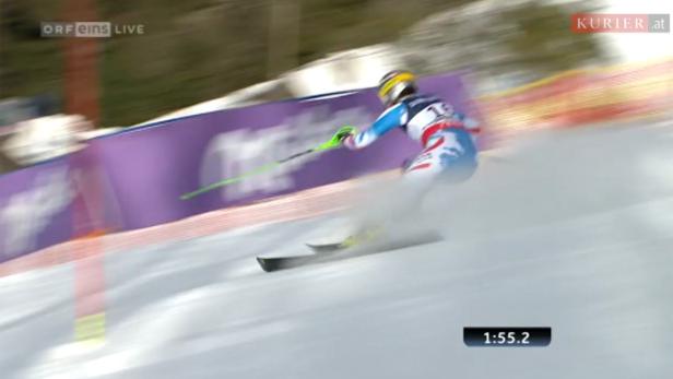 Ein Skirennläufer fährt einen Hang hinunter.