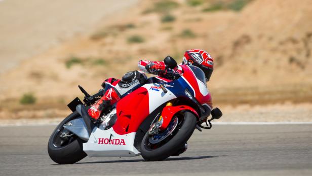 Ein Motorradfahrer fährt mit einer Honda-Maschine auf einer Rennstrecke.