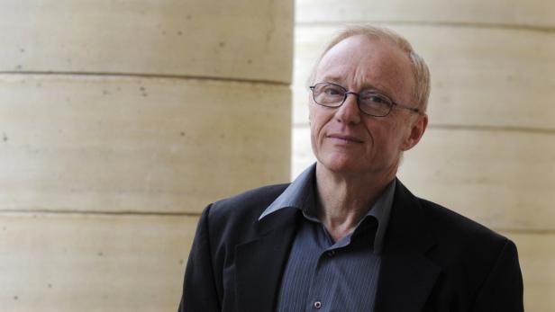 Israeli author David Grossman poses for photographers after receiving the Medicis Foreign book award for his novel &quot;Une femme fuyant l&#039;annonce&quot; (To the End of the Land) in Paris November 4, 2011. REUTERS/Gonzalo Fuentes (FRANCE - Tags: SOCIETY)