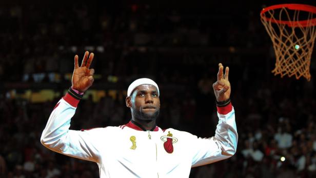 LeBron James feiert mit erhobenen Händen einen Sieg.
