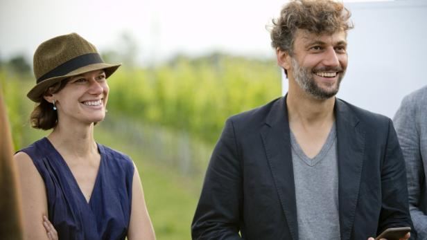 Christiane Lutz mit ihrem Freund Jonas Kaufmann beim Künstlerfest auf dem Weingut Esterhazy