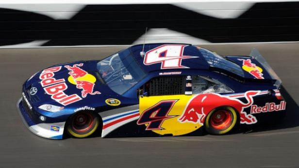 Ein Bild aus vergangenen Tagen. Von 2006 bis 2011 startete das Red Bull Racing Team in der Nascar-Rennserie mit zwei Fahrzeugen. Davon blieb die Übertragung der Nascar-Highlights im Program von Servus TV übrig. (c: servus tv)