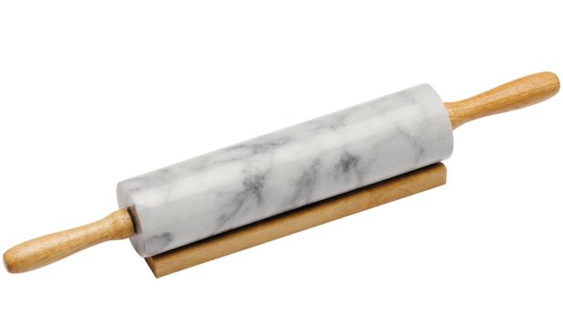 Damit kein Teig mehr kleben bleibt: Nudelholz „Marvelous“ aus Marmor mit Holzgriffen von Premier Housewares (ø 6 cm, L: 46 cm). Mit dazu passendem Ablagebrett um € 17,99 online zu bestellen über
