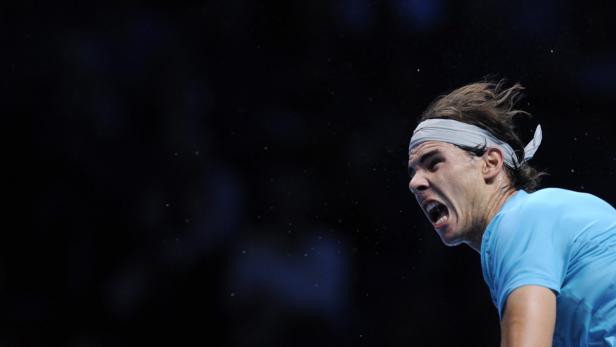Rafael Nadal bei einem Tennisspiel mit angestrengtem Gesichtsausdruck.