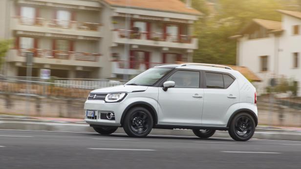 Ein weißer Suzuki Ignis fährt auf einer Straße.