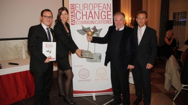 Hannes Gottwald, Johanna Horner, Arthur Hagg (voestalpine Stahl) und Helmut Raml (Reichl und Partner) mit dem Fleggy, der Trophäe des European Change Communication Awards (c: symbiosis)