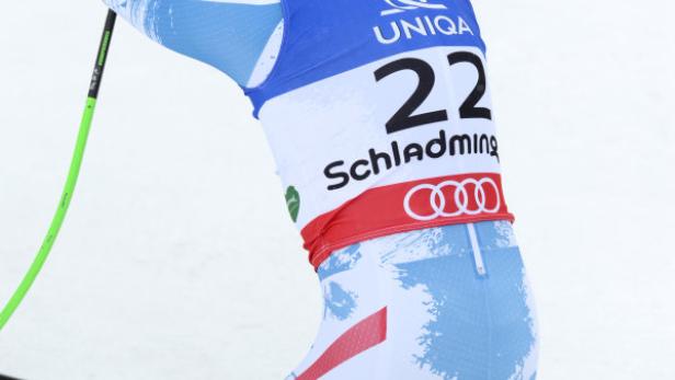 Ein Skirennläufer kniet im Schnee, möglicherweise enttäuscht über seine Leistung in Schladming.