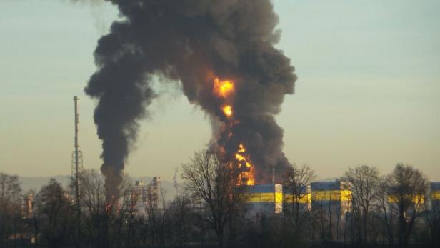 Feuer in Raffinerie in Norditalien