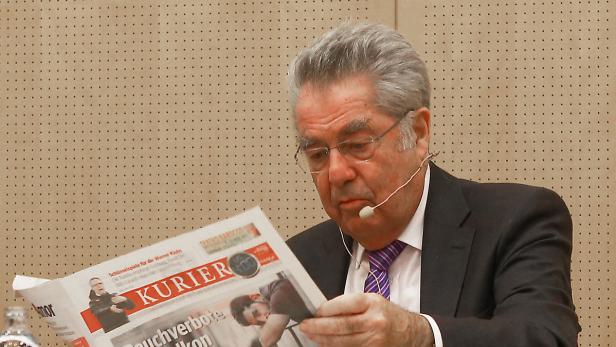Heinz Fischer, Altpräsident studiert KURIER-Story über Wahlaufruf für Nachfolger.