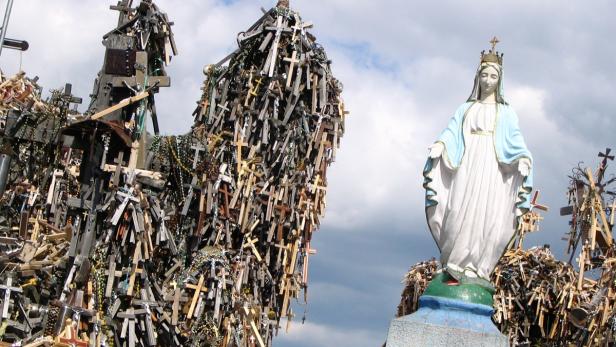 Die Kryziu Kalnas (Berg der Kreuze) im Norden Litauens zählt wohl zu den ungewöhnlichsten von Menschen gemachten Attraktionen. Niemand besitzt es. Niemand vertreibt es. Niemand weiß, wie es dazu kam.Was bekannt ist, ist dies: Solange sich jemand erinnern kann, hat es einen zehn Meter hohen Berg  in der Nähe der Stadt Šiauliai gegeben, der mit Kreuzen abgedeckt wurde.