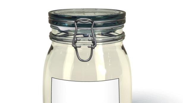 Ein leeres Einmachglas mit Bügelverschluss und einem weißen Etikett.
