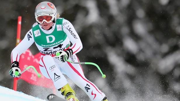 Eine Skirennläuferin fährt einen Hang hinunter.