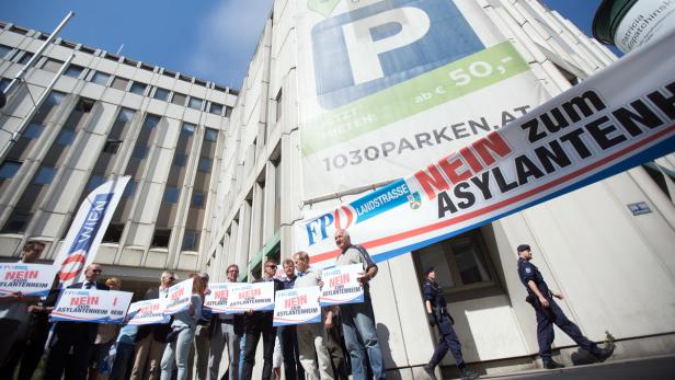 FPÖ WIEN "PROTESTAKTION GEGEN ASYLANTENHEIM"