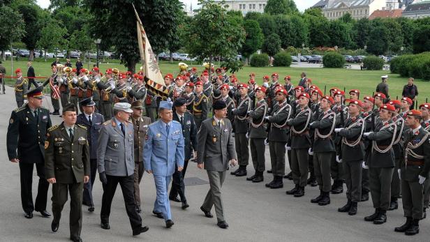 Empfang für Hauptstadtkommandanten aus 7 Ländern mit militärischen Ehren