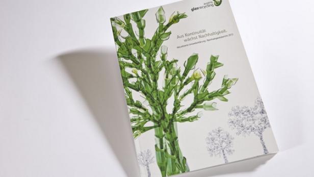 Das Cover eines Berichts von Austria Glas Recycling mit einem Baum aus recycelten Glasflaschen.