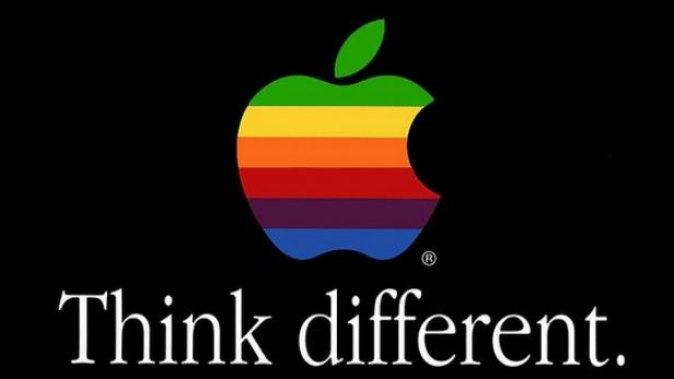 Das alte Apple-Logo in Regenbogenfarben mit dem Slogan „Think different.“.