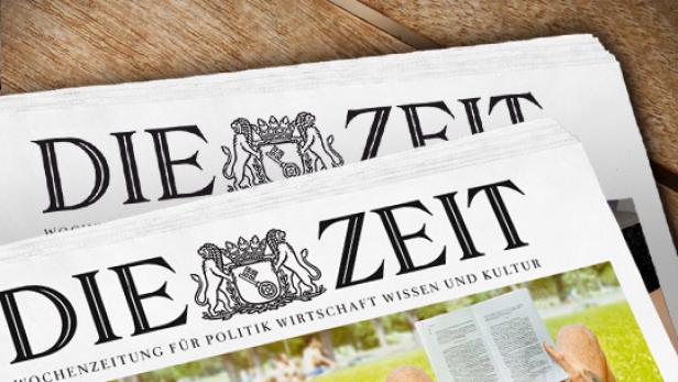 Mehrere Ausgaben der Wochenzeitung „Die Zeit“ liegen auf einem Tisch.