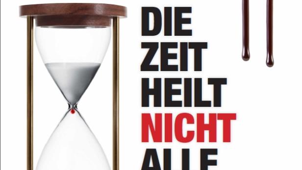 Eine Sanduhr mit Blut und der Aufschrift „Die Zeit heilt nicht alle Wunden“.