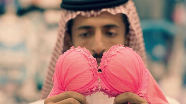 Ob der wohl passt? Szene aus &quot;Barakah Meets Barakah&quot; von Mahmoud Sabagh.