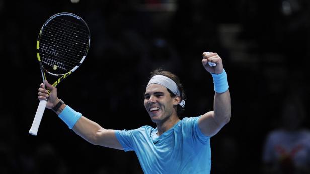 Rafael Nadal feiert mit erhobener Faust und Tennisschläger einen Sieg.