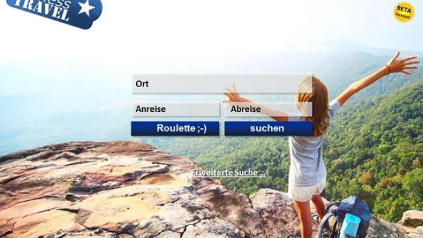 Eine junge Frau steht mit ausgebreiteten Armen auf einem Felsen und blickt auf eine grüne Landschaft.