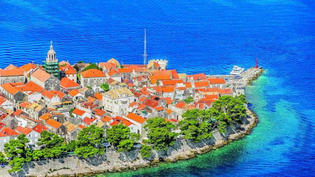 Korcula soll Heimat von Marco Polo gewesen sein. Imposant ist der Blick auf die Stadt vom Boot auf dem Meer aus.