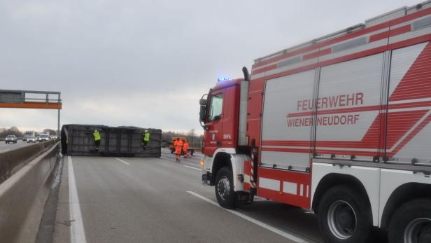 Sturm: Lkw-Anhänger auf Südautobahn umgekippt
