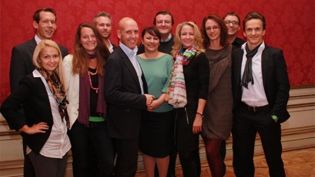 IAB_Vorstand_2012-2013_560x373.JPG IAB Austria-Vorstand 2012/13 (v.l.n.r.) - Reihe 1: Bojana Maric, Susanne Ostertag, Bernd Wollmann, Karin Hammer, Martina Zadina, Bettina Fattinger, Herbert Pratter - Reihe 2: Eugen Schmidt, Niko Alm, Christian Eder, Karl Nagl (c: iab-austria)