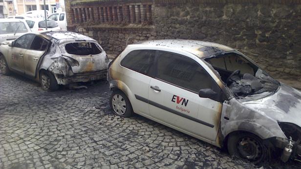 Zwei Dienstautos der EVN wurden im Zuge der Proteste in Brand gesteckt.
