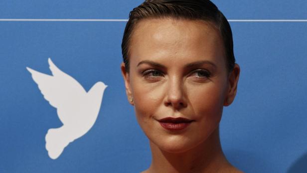 Charlize Theron bei der &quot;Cinema for Peace&quot;-Gala in Berlin.