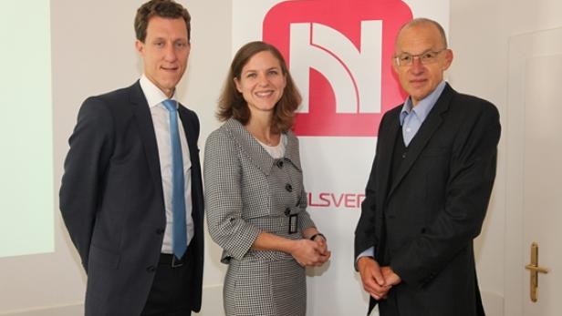 HandelsverbandSickChristianMussiPatriciaFlossFranz Christian Sick (Eduscho), Patricia Mussi (Handelsverband) und Franz Floss (Verein für Konsumenteninformation) heben das Mobile Commerce Gütesiegel aus der Taufe (c: handelsverband)
