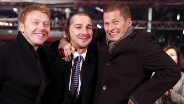 Rupert Grint, Shia LaBeouf und Til Schweiger posieren auf einem Event.