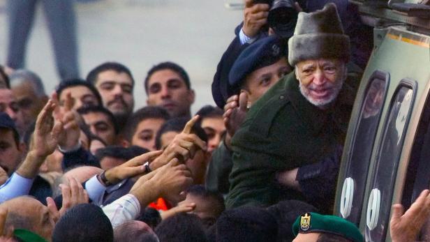 Arafat verlässt Ende Oktober 2004 in einem Helikopter seinen von Israel belagerten Präsidentensitz