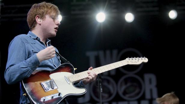 epa02252845 Electropop-indie-rock band Two Door Cinema Club, from Northernd Ireland, perform on the stage during a concert at the Benicassim FIB-Heineken 2010 International Music Festival in Benicassim, eastern Spain, 18 July 2010. EPA/DOMENECH CASTELLO