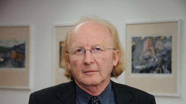 Ein Mann mit blonden Haaren und Brille vor zwei Bildern.