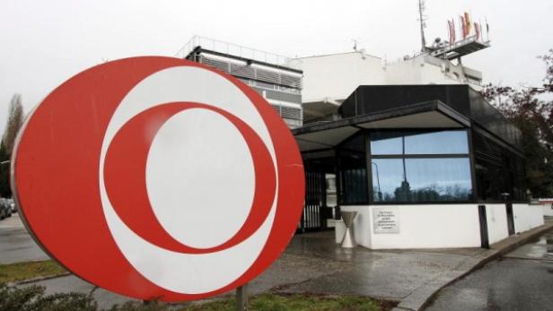 Das ORF-Zentrum in Wien mit dem markanten roten Logo im Vordergrund.