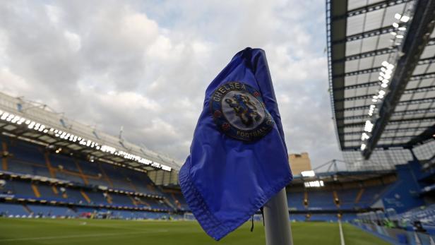 Eine Eckfahne mit dem Logo des FC Chelsea im Stadion.