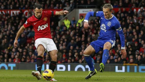 Ryan Giggs von Manchester United schießt den Ball während eines Fußballspiels.