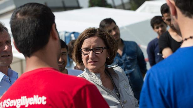 Innenministerin Johanna Mikl-Leitner bei Flüchtlingen im Zeltlager in Linz.