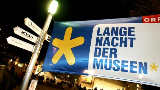 Ein Schild wirbt für die „Lange Nacht der Museen“ in Wien.