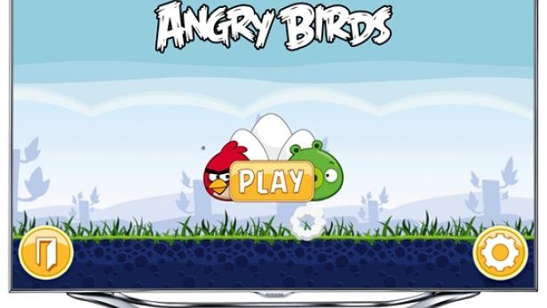 Ein Fernseher zeigt das Startmenü des Spiels „Angry Birds“.