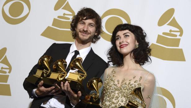 epa03578521 Belgian-Australian musician Gotye (L) and New Zealand singer-songwriter Kimbra (R) hold up their awards for Best Pop Duo/Group Performance, Best Alternative Music Album and Record of The Year at the 55th Annual Grammy Awards in Los Angeles, California, USA, 10 February 2013. EPA/PAUL BUCK