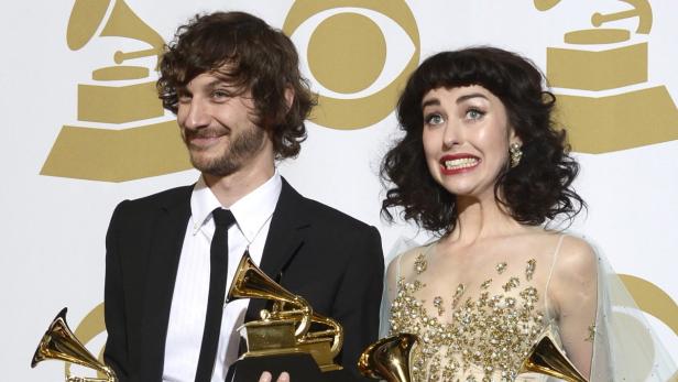 Ein Mann und eine Frau posieren mit ihren Grammy Awards.