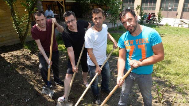 Noch schaufeln die Asylwerber in ihrem Garten im Flüchtlingsheim Reichenau in Innsbruck.