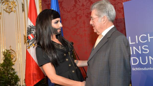 Gipfeltreffen: Bundespräsident Heinz Fischer begrüßt Unterstützerin Conchita Wurst.