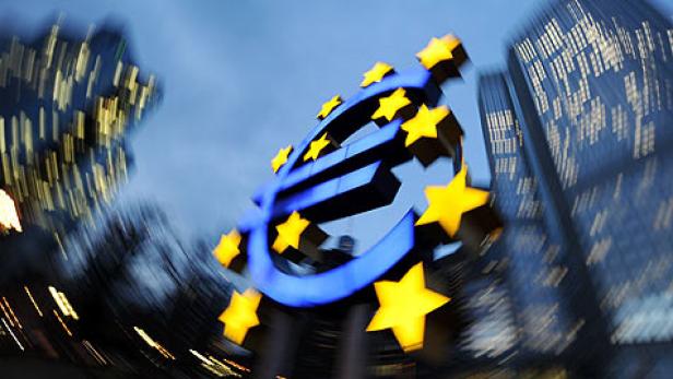 Das Euro-Symbol vor dem Hintergrund von Wolkenkratzern.