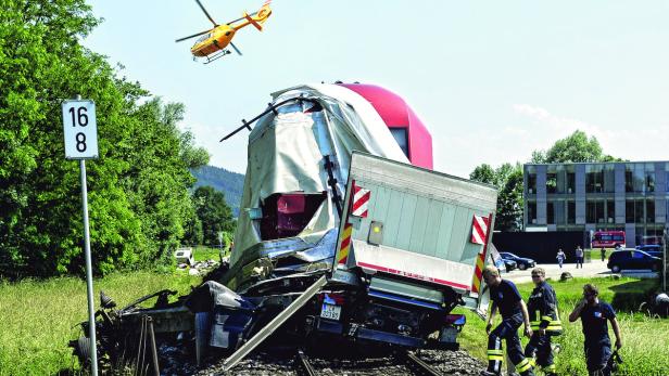 Der Lastwagen wurden vom Zug in der Mitte auseinandergerissen. Der LKW-Fahrer wurde bei dem Unfall schwer verletzt