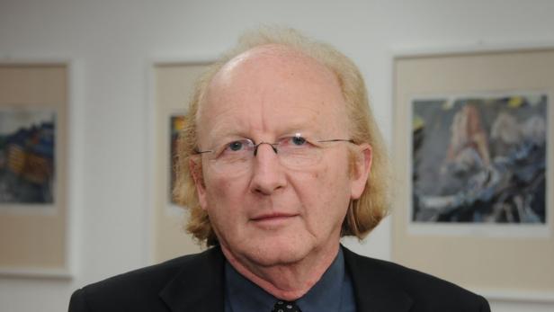 Ein Mann mit Brille und blonden Haaren vor drei Bildern.