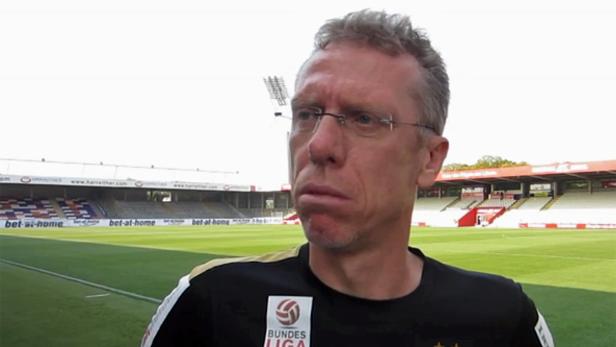 Peter Stöger nutzt die Pause, um mit den Spielern einzeln arbeiten zu können.